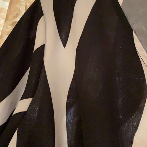 BLACK/WHITE POP OVER TOP WITH SPLIT FLUTTER SLEEVES:SZ L ( no tags) TIE FRONT - Picture 2 of 6